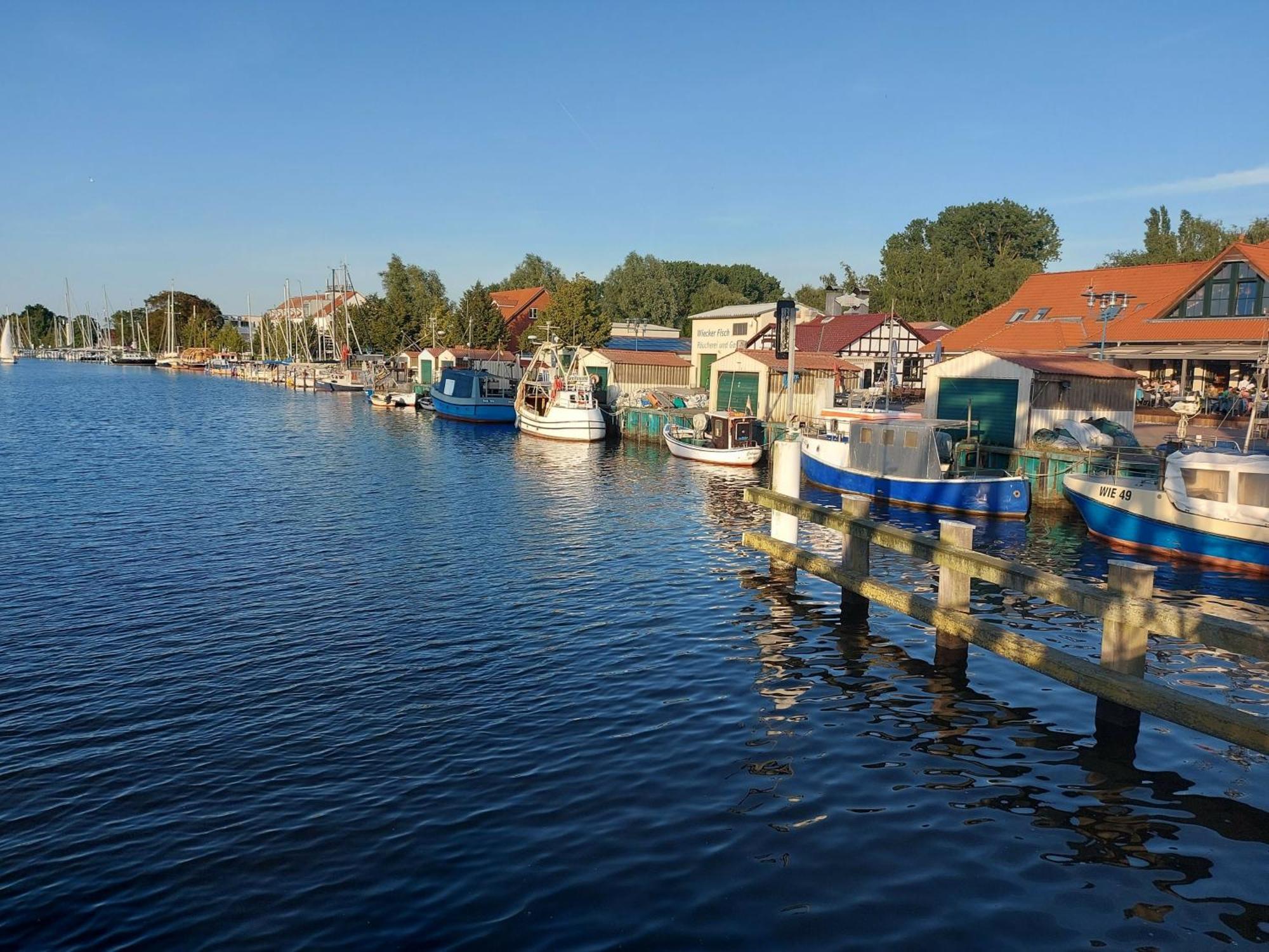 Hochwertige Ferienwohnung Direkt Am Wasser Mit Balkon Greifswald Exterior photo
